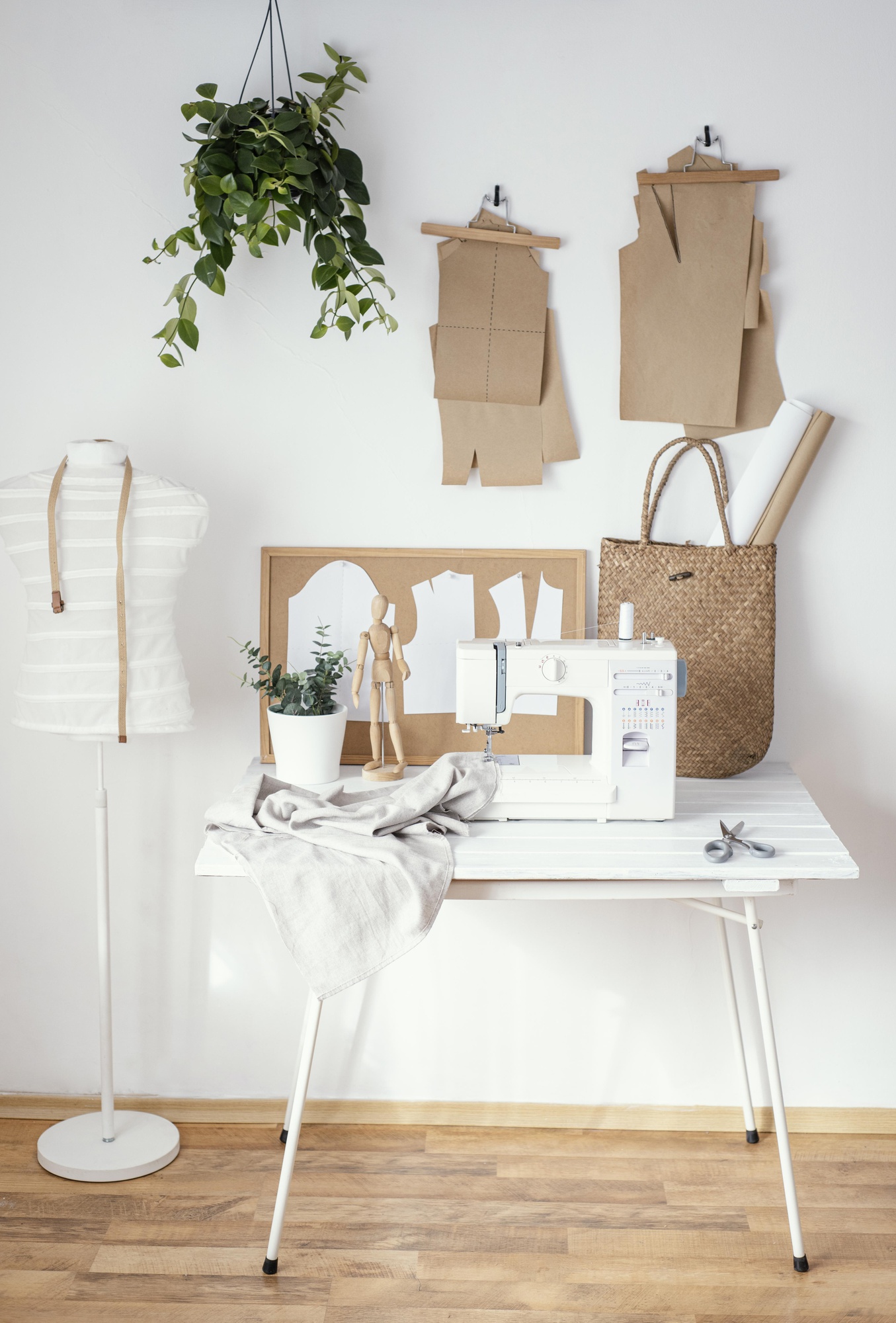 Interno atelier con tavolo da lavoro e campioni